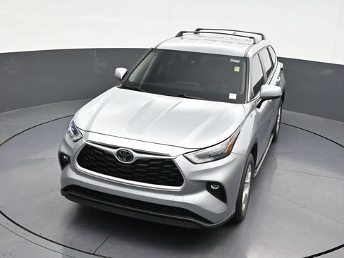 Used 2023 Toyota Highlander LE FWD image 21