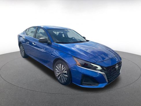 Used 2025 Nissan Altima 2.5 SV image 1