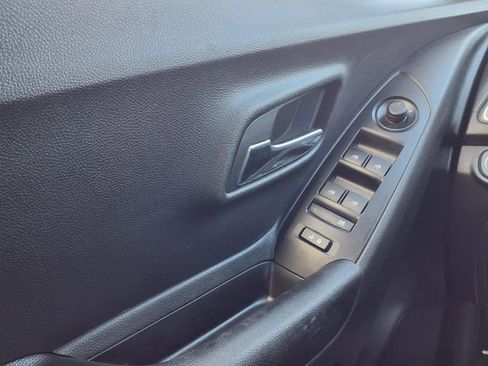 Used 2022 Chevrolet Trax LT w/ LT Convenience Package image 17