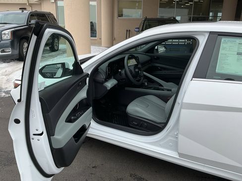 New 2026 Hyundai Elantra Limited FWD image 15