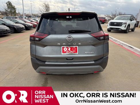 Used 2023 Nissan Rogue SV image 4