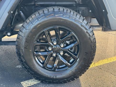 Used 2021 Jeep Gladiator Sport image 7