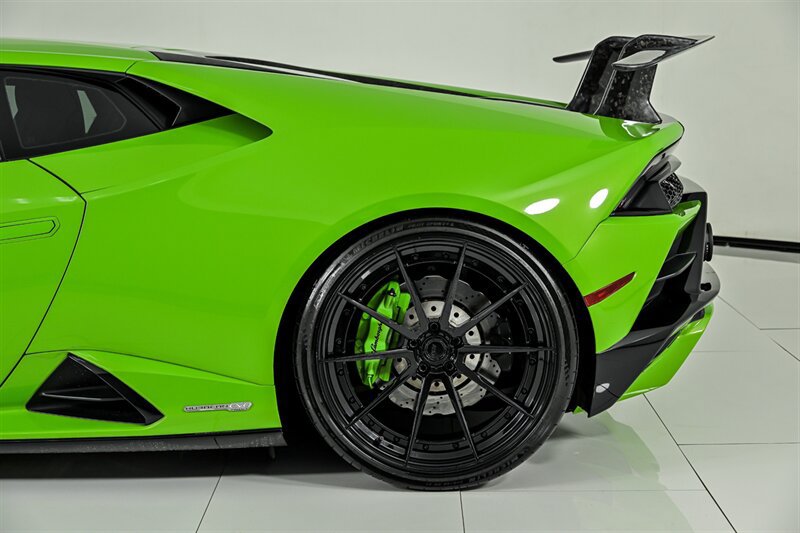 Used 2021 Lamborghini Huracan EVO RWD image 12