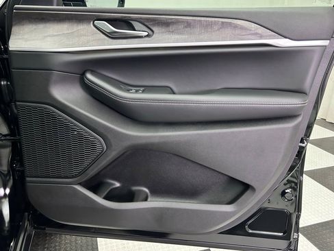 New 2025 Jeep Grand Cherokee Limited w/ Black Appearance Package image 21