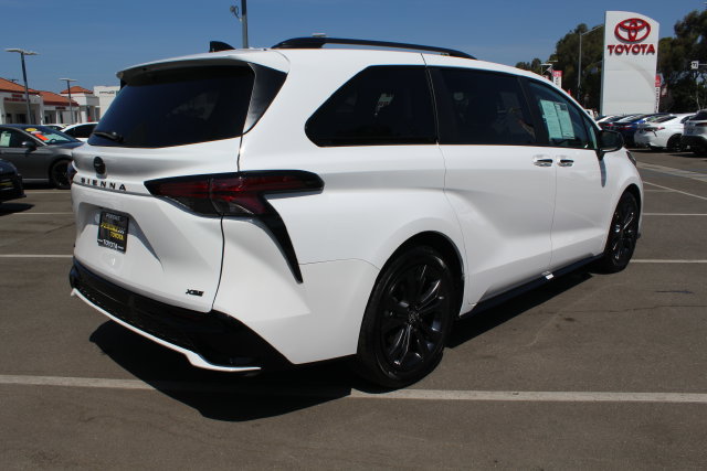 Certified 2026 Toyota Sienna XSE FWD image 17