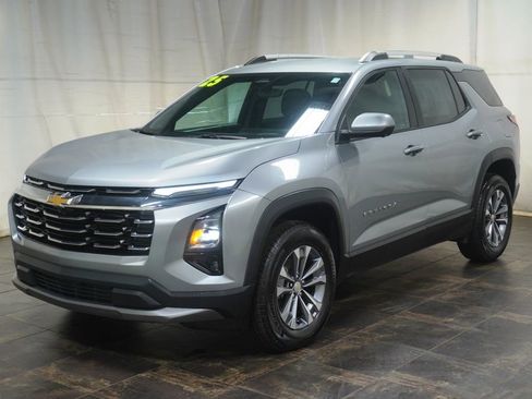 Used 2025 Chevrolet Equinox LT w/ Convenience Package II image 2