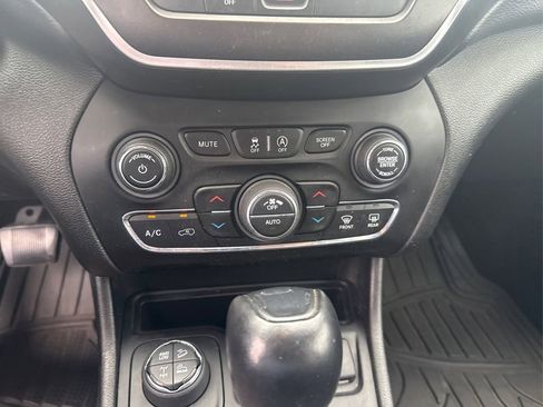 Used 2019 Jeep Cherokee Trailhawk w/ Cold Weather Group AWD/4WD image 40