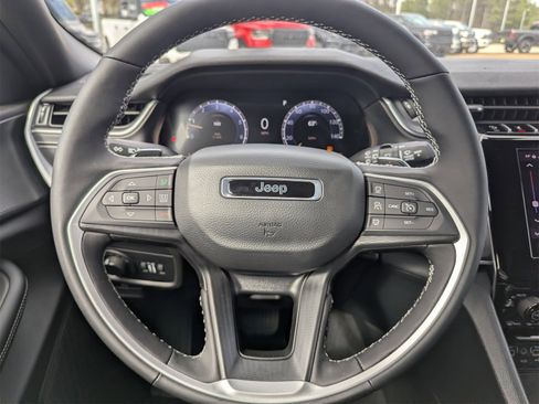 Used 2025 Jeep Grand Cherokee Altitude image 19