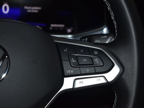 Certified 2025 Volkswagen Taos SE w/ Panoramic Sunroof Package image 8