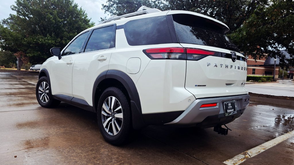 Used 2024 Nissan Pathfinder SL AWD/4WD image 9