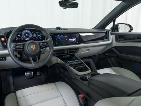 Used 2025 Porsche Cayenne S image 19