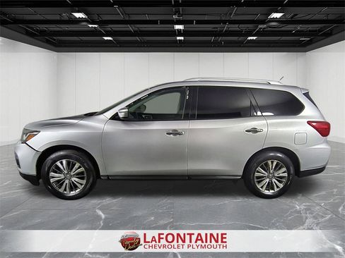 Used 2018 Nissan Pathfinder SV image 5