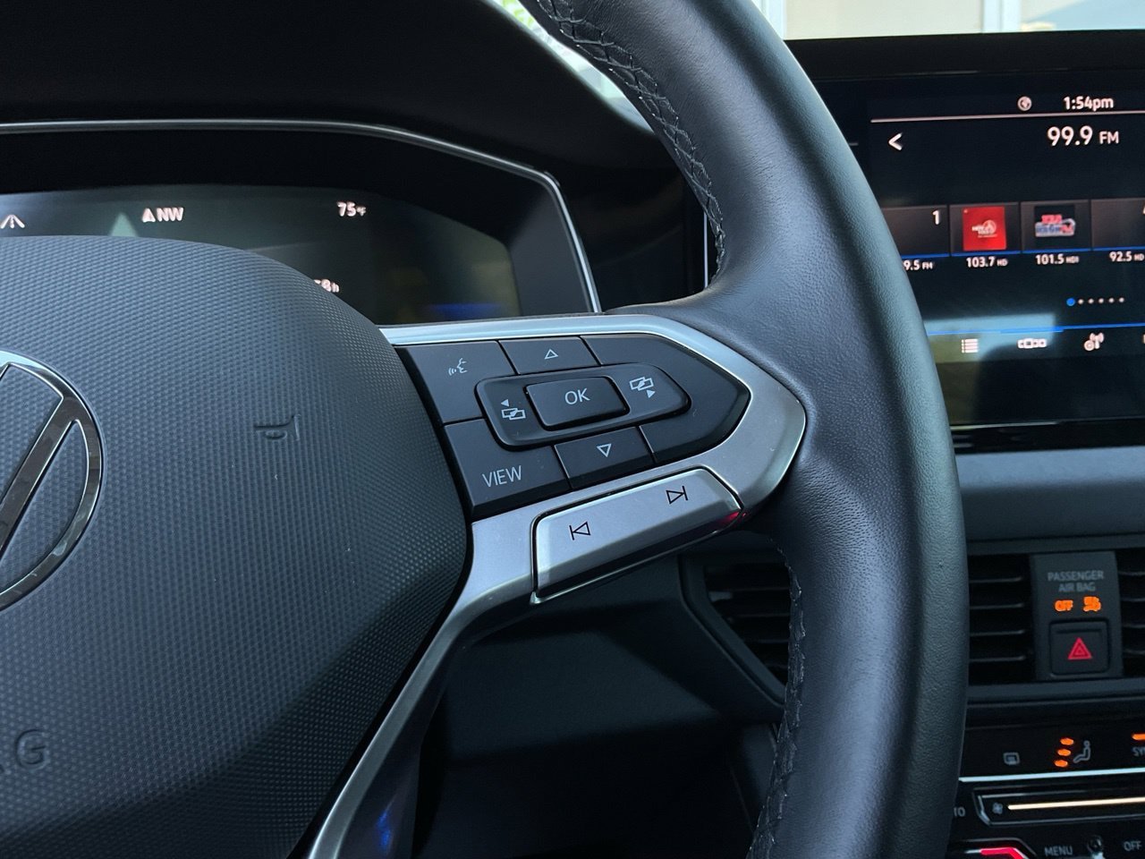 Used 2025 Volkswagen Jetta SE FWD image 33