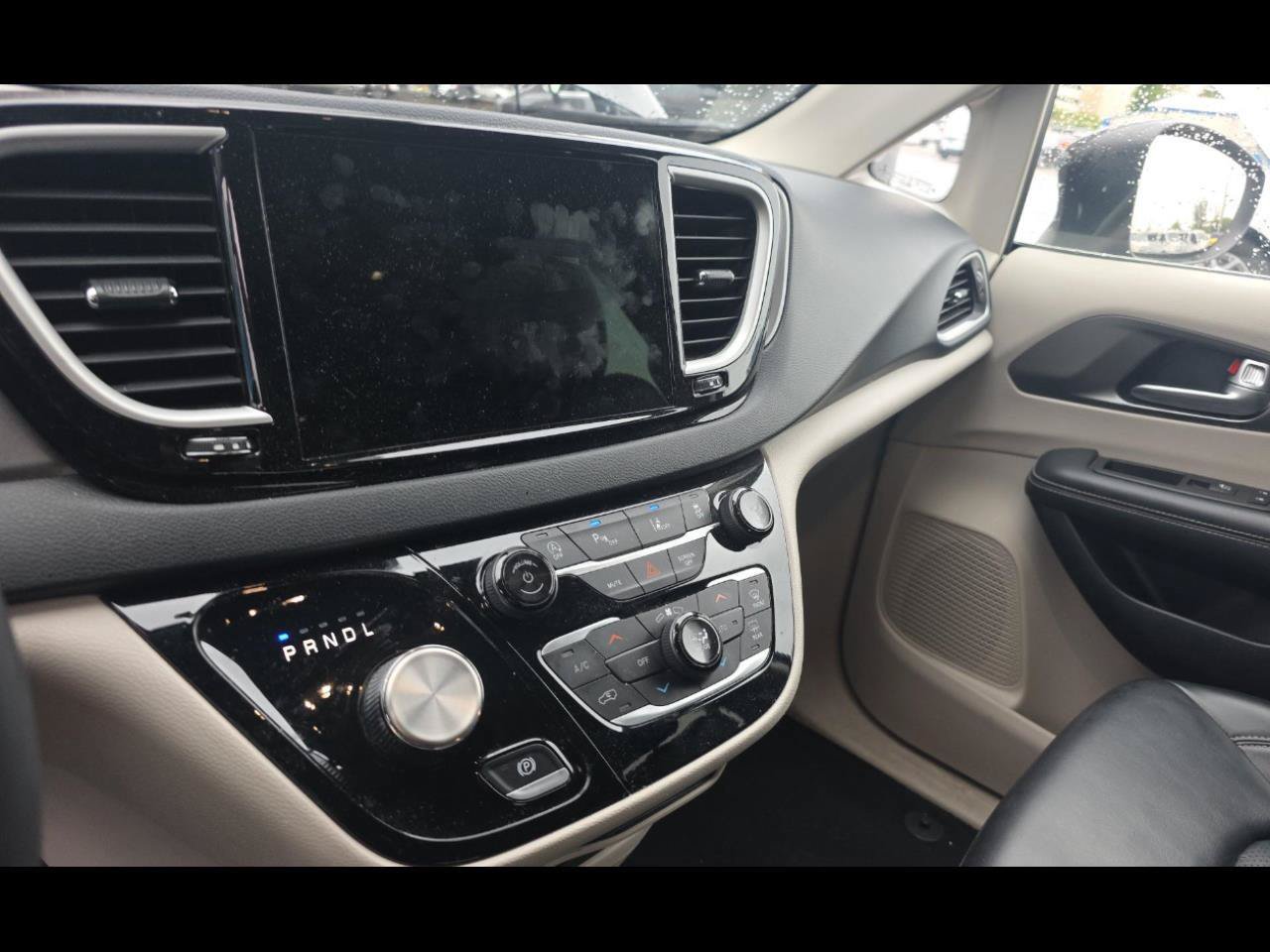 Used 2023 Chrysler Pacifica Touring-L FWD image 4