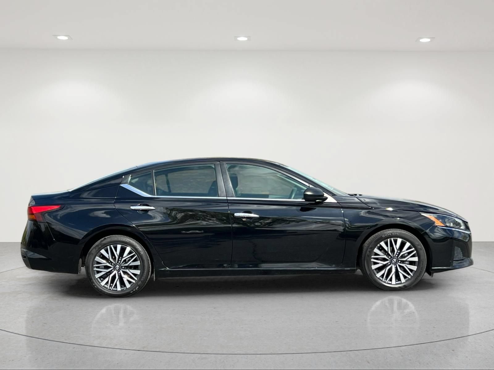 Used 2024 Nissan Altima 2.5 SV FWD image 6