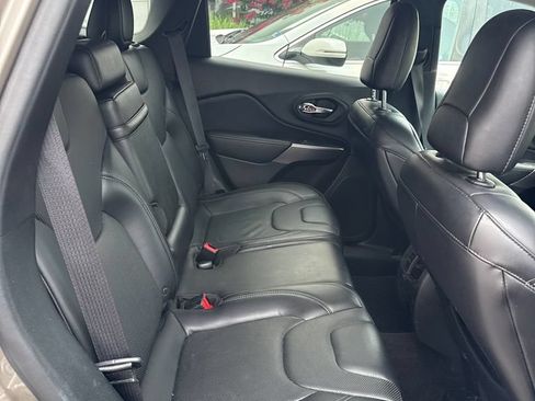 Used 2019 Jeep Cherokee Limited AWD/4WD image 12