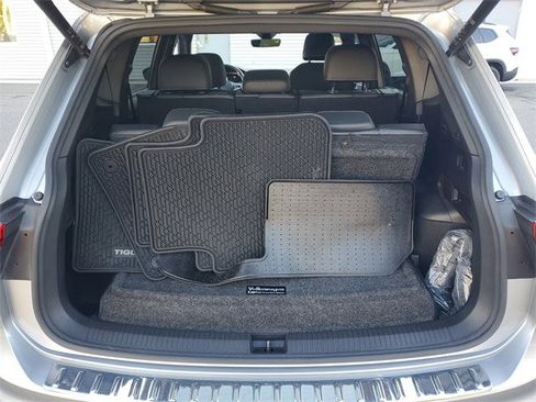 Certified 2022 Volkswagen Tiguan SE R-Line image 7