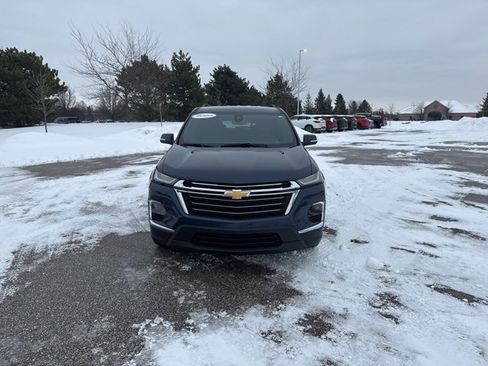 Used 2023 Chevrolet Traverse LT image 2