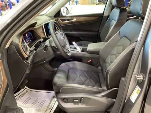 Certified 2024 Volkswagen Atlas SE image 17