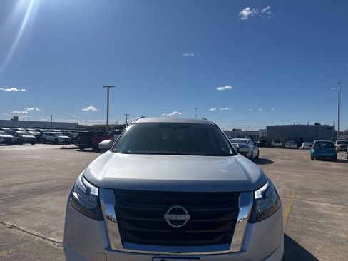 Certified 2024 Nissan Pathfinder SV image 2