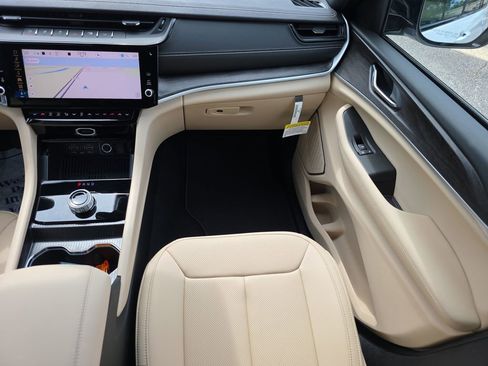 New 2026 Jeep Grand Cherokee L Limited w/ Luxury Tech Group II RWD image 17