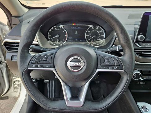Used 2024 Nissan Altima 2.5 SV FWD image 19