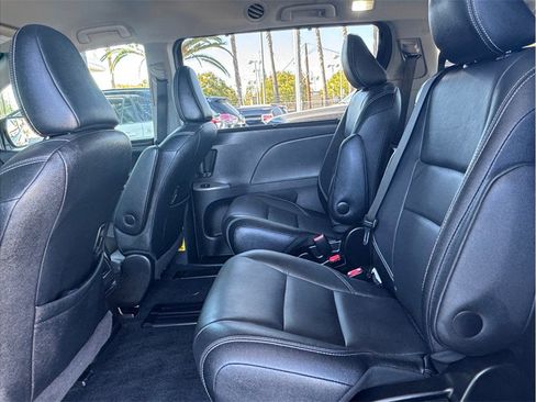 Used 2015 Toyota Sienna SE FWD image 21