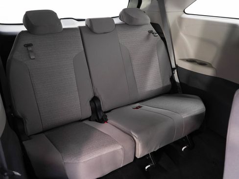 Used 2021 Toyota Sienna LE AWD/4WD image 13