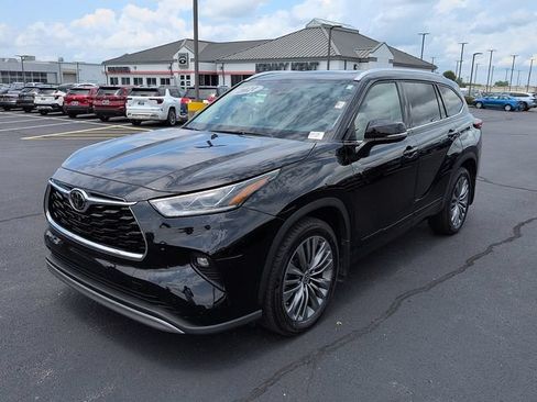 Certified 2021 Toyota Highlander Platinum AWD/4WD image 3