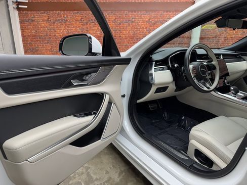 Used 2024 Jaguar XF R-Dynamic SE image 9