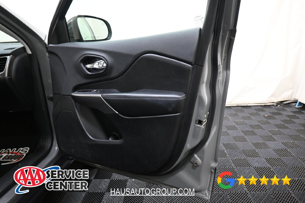 Used 2019 Jeep Cherokee Latitude Plus w/ Cold Weather Group AWD/4WD image 26