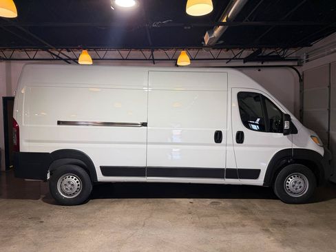 Used 2025 RAM ProMaster 2500 w/ Convenience Group FWD image 12