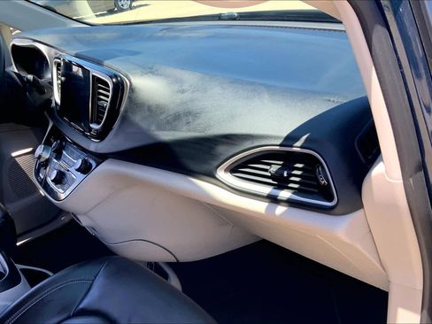 Used 2023 Chrysler Pacifica Touring-L FWD image 19