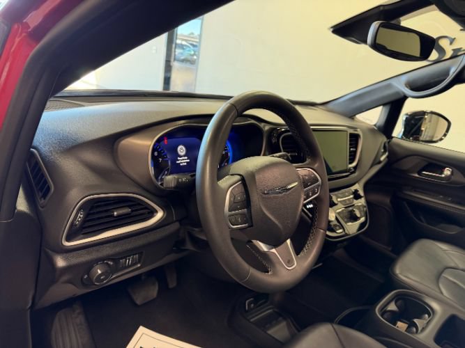 Used 2025 Chrysler Pacifica Select FWD image 13