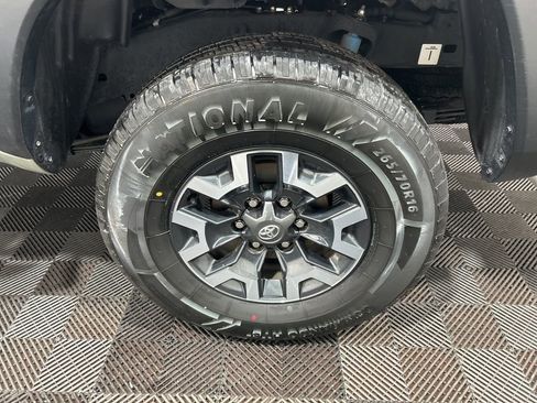 Used 2022 Toyota Tacoma TRD Off-Road image 30