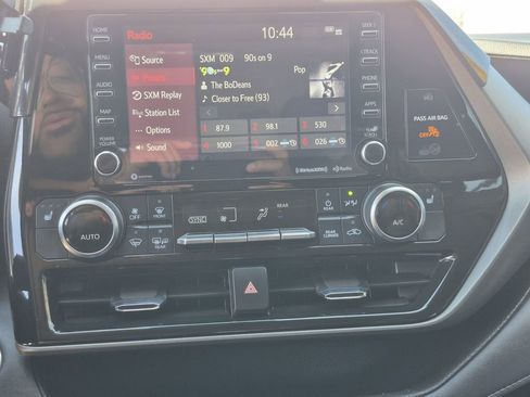 Used 2022 Toyota Highlander XLE AWD/4WD image 9
