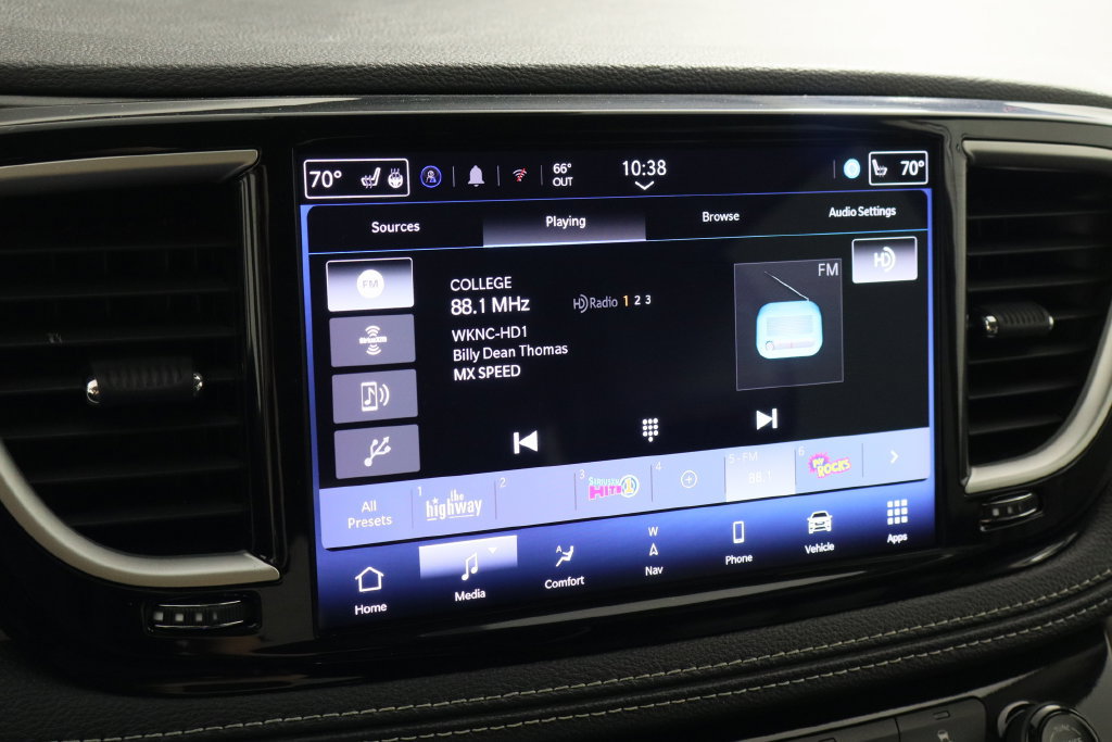 Used 2024 Chrysler Pacifica Limited FWD image 32