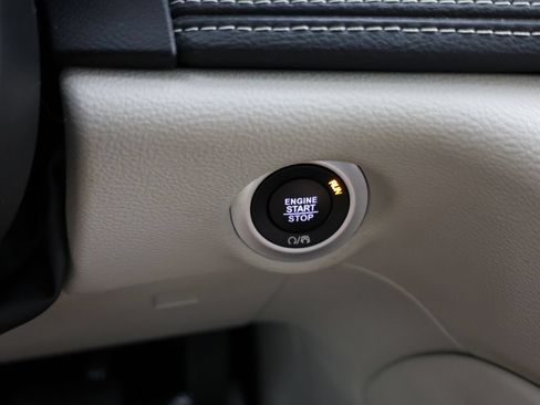 Used 2024 Chrysler Pacifica Limited FWD image 20