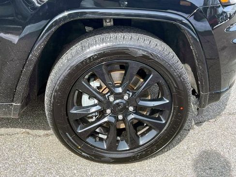 Used 2022 Jeep Grand Cherokee Laredo X image 10