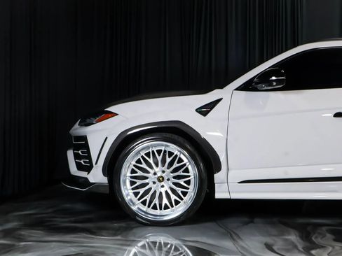 Used 2019 Lamborghini Urus AWD/4WD image 3