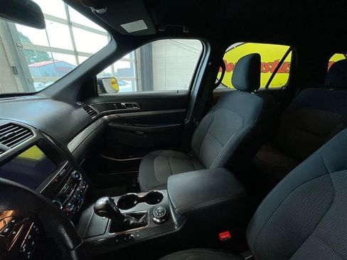 Used 2019 Ford Explorer XLT w/ Equipment Group 201A AWD/4WD image 12