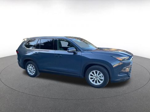 Used 2025 Toyota Grand Highlander XLE image 3