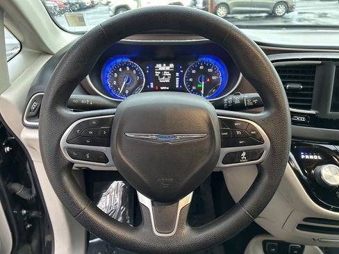 Used 2020 Chrysler Voyager Lxi image 14