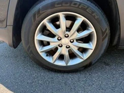 Used 2018 Jeep Cherokee Limited AWD/4WD image 8