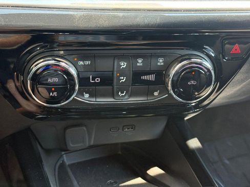 Used 2025 Chevrolet Trax RS w/ Sunroof Package FWD image 26