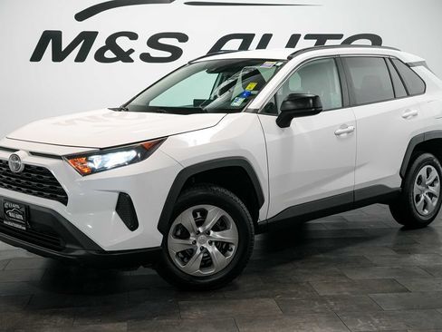 Used 2020 Toyota RAV4 LE FWD image 2