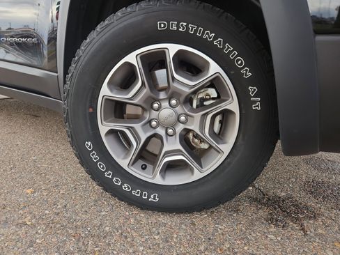 Used 2021 Jeep Cherokee Trailhawk image 19