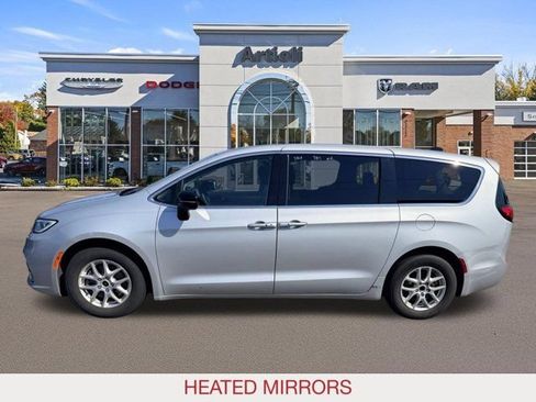 Certified 2024 Chrysler Pacifica Touring-L FWD image 5