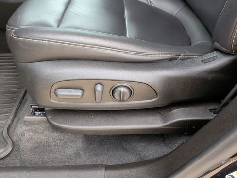 Used 2023 Chevrolet Traverse LT image 13