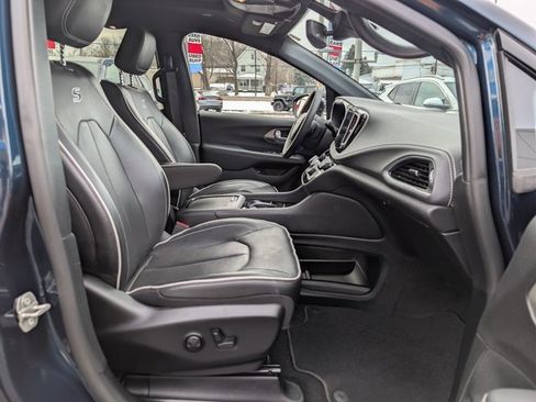 Used 2023 Chrysler Pacifica Limited w/ S Appearance Package image 12